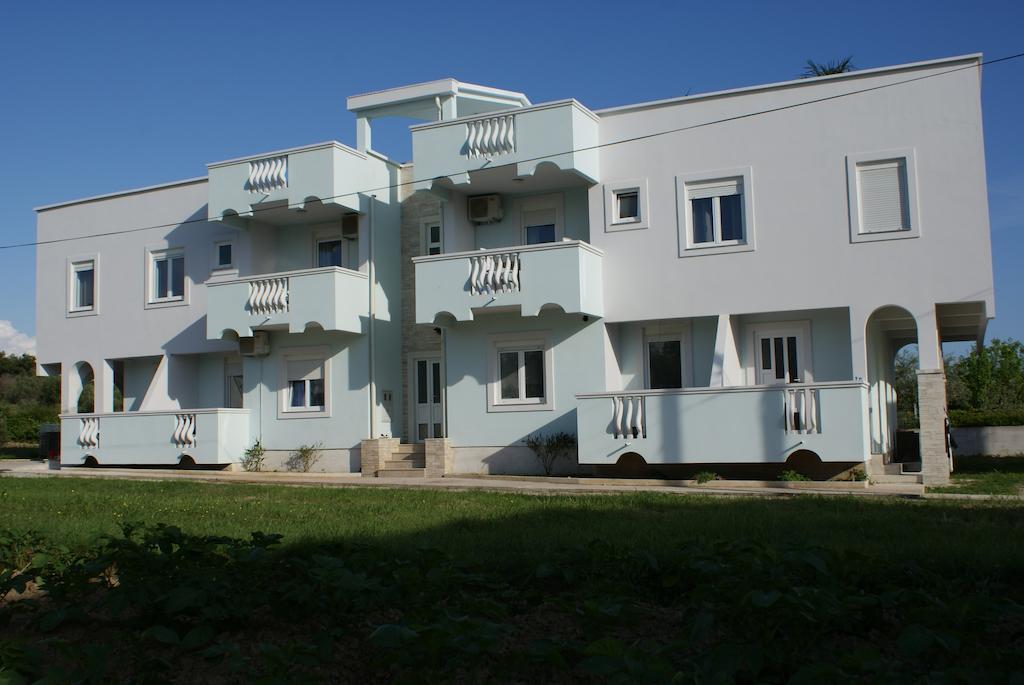 Apartments Toka Petrcane Exteriör bild