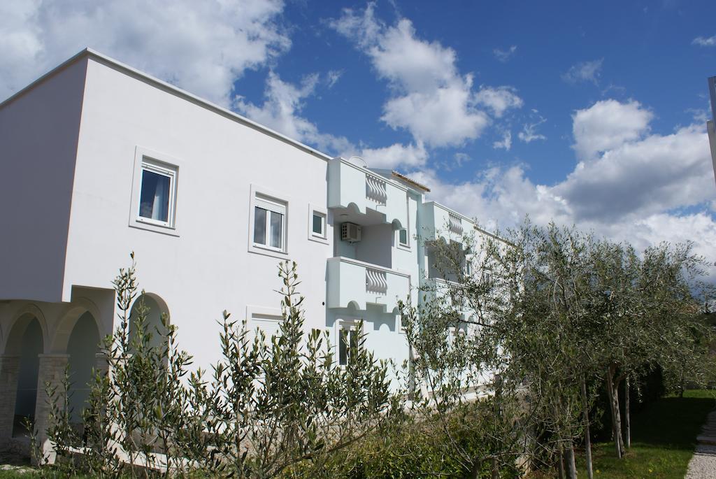 Apartments Toka Petrcane Exteriör bild