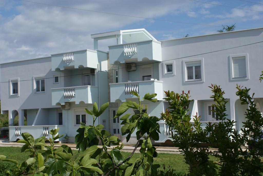Apartments Toka Petrcane Exteriör bild
